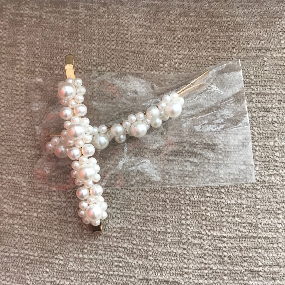 Set of pearl hair clips